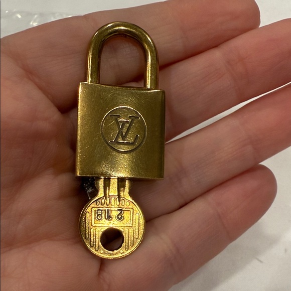 Louis Vuitton Gold Padlock and Key Set 218 - Picture 1 of 2